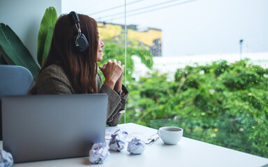 Canvas Print - A beautiful young businesswoman enjoy listening to music to relieve stressed at work