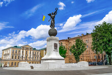 Kharkiv, Ukraine - July 20, 2020: Statue Of Independence On Constitution Square In Kharkov. Sculpture "Flying Ukraine" By Alexander Ridny And Anna Ivanova Against The Background Of The Summer City