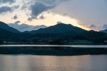 Naklejka na meble もうすぐ日の出の空と湖。