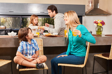 Familie beim gemeinsamen Frühstück in Küche