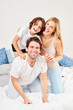 © Robert Kneschke - Eltern und Sohn machen Unfug zusammen im Bett