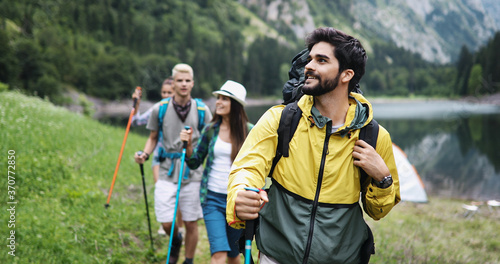 Fotomural Group of friends hiking together outdoors exploring the wilderness and having fu