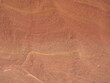 Geschwungene Formen und Linien im roten Sandstein