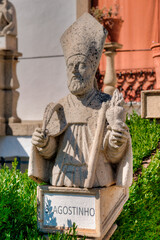 statue de saint augustin dans le parc du palais épiscopal de castelo branco, portugal