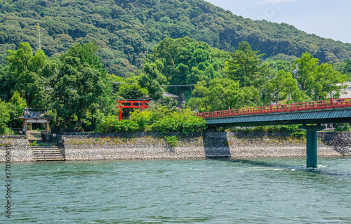 京都 宇治川の朝霧橋と宇治神社の鳥居 Adobe Stock でこのストック画像を購入して 類似の画像をさらに検索 Adobe Stock 京都 宇治川の朝霧橋と宇治神社の鳥居 Adobe Stock でこのストック画像を購入して 類似の画像をさらに検索 Adobe Stock