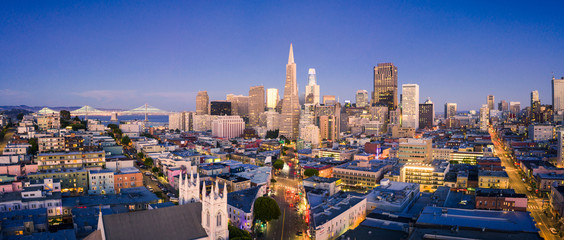 Fototapete - San Francisco Skyline at Dusk with City Lights, California, USA