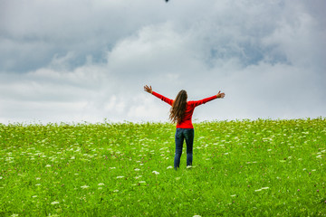 Canvas Print - Frau mit rotem Sweatshirt in Grüner Wiese