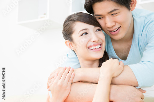 後ろから抱きしめるカップル Stock Photo Adobe Stock