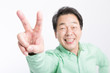 © Paylessimages - ピースをする男性