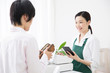 © Paylessimages - 会計をする女性店員
