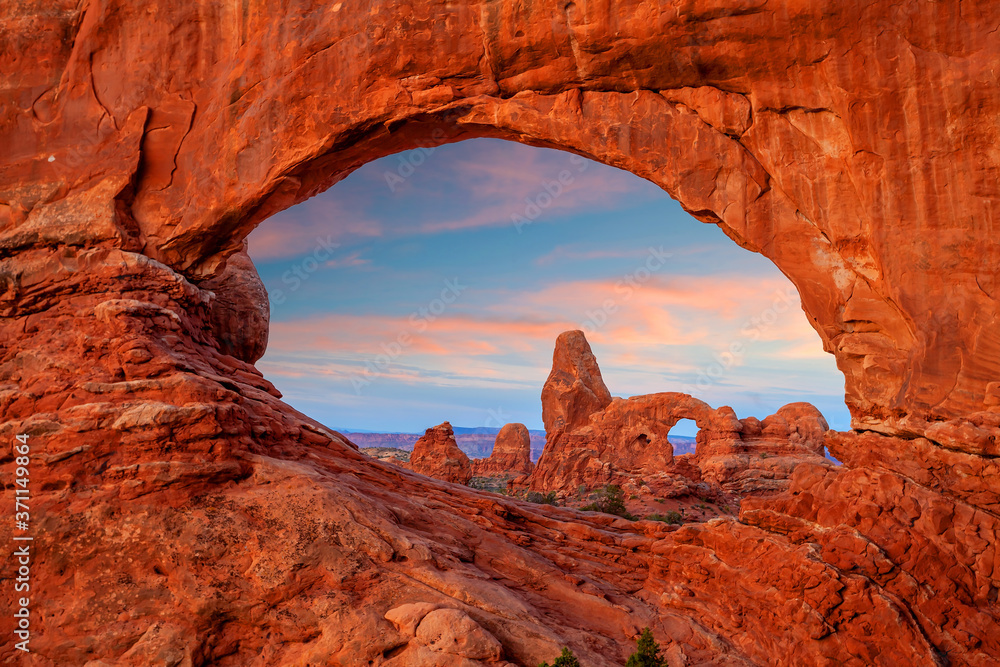Turret arch through the North Window in Arches National Park in Utah - obrazy, fototapety, plakaty 