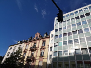 Modernes Bürogebäude neben zwei schönen Altbauten vor strahlend blauem Himmel im Sonnenschein an der Hamburger Allee in Bockenheim am Westend von Frankfurt am Main in Hessen