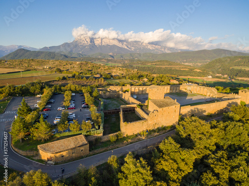 Fotomural Castillo de Aínsa, siglos xi y xvi, Aínsa, Huesca, Aragón, cordillera de los Pi