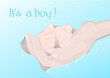 Maleńkie nóżki noworodka w ręce dorosłej kobiety otulone miękkim kocykiem   - niebieskie kolory - napis usuwalny