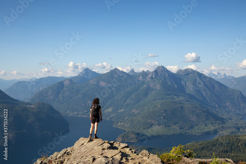 Fotomural Adventurous Girl Hiking on top of Tin Hat Mountain, part of the popular Sunshine Coast Hiking Trail in Powell River, British Columbia, Canada
