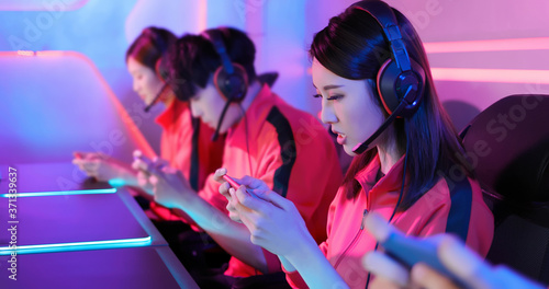 Fotografía esport gamers play mobile game