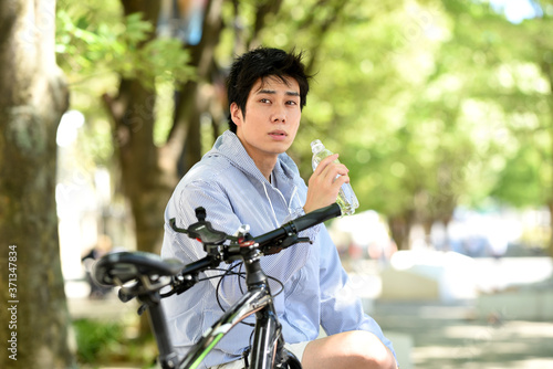 自転車と休憩中の飲み物を飲む若い男性 Buy This Stock Photo And Explore Similar Images At Adobe Stock Adobe Stock 自転車と休憩中の飲み物を飲む若い男性 Buy This Stock Photo And Explore Similar Images At Adobe Stock Adobe Stock