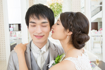 Sticker - 新郎の頬にキスをする新婦