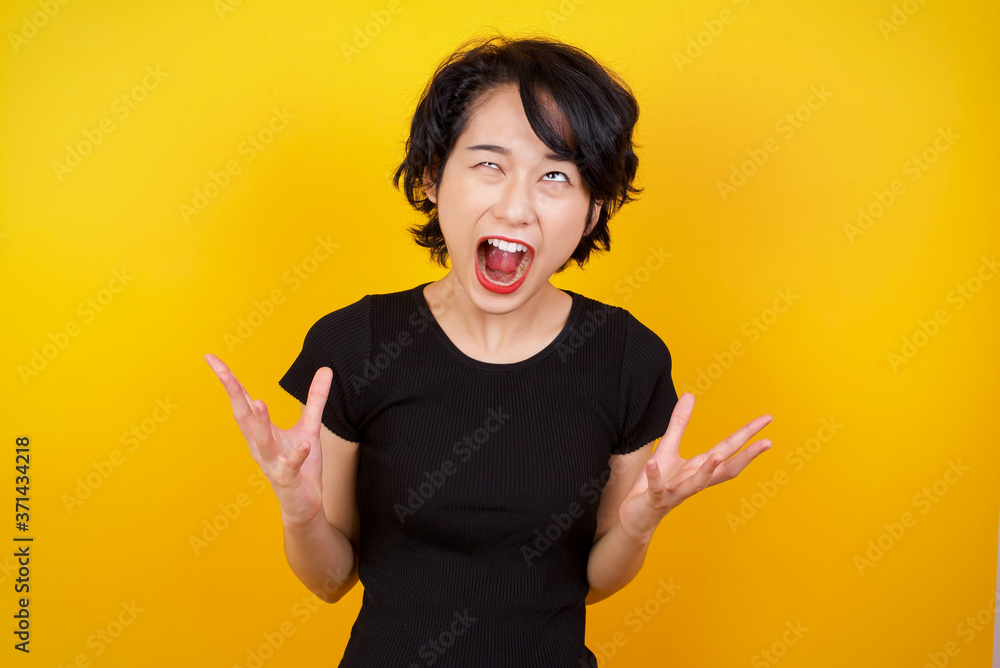 Screaming, hate, rage. Crying emotional angry young woman screaming ...