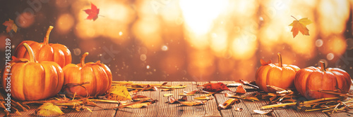 Fotografía Autumn Banner - Mini Pumpkins On Wooden Table With Orange Falling Leaves Nature