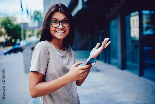 Fotografía Portrait of cheerful business woman excited with reach success with startup rece
