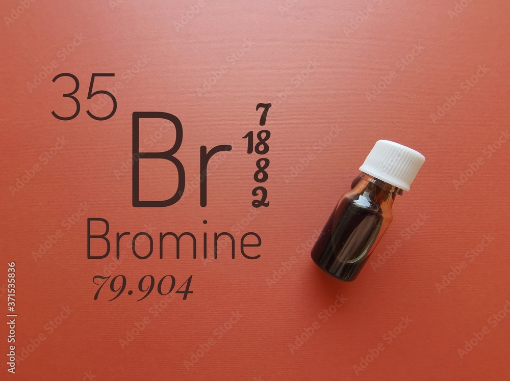 Bromine is a chemical element of the periodic table with the symbol Br and atomic number 35. The symbol Br with atomic data and reddish-brown liquid bromine solution in a glass reagent bottle. - obrazy, fototapety, plakaty 