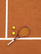 © Emi - Raqueta y dos pelotas de tenis en una cancha de tenis de polvo de ladrillos