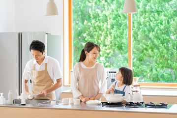 Wall Mural - 仲良くご飯を作る親子