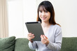© garage38 - タブレット端末を使う若い女性