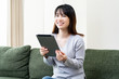 © garage38 - タブレット端末を使う若い女性