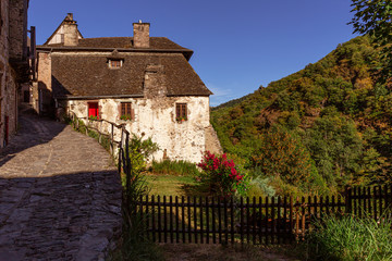 Ruelles étroites du village médiéval de Conques, Aveyron, Occitanie.