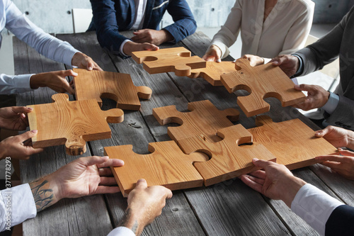 Fotomural Business people and puzzle pieces