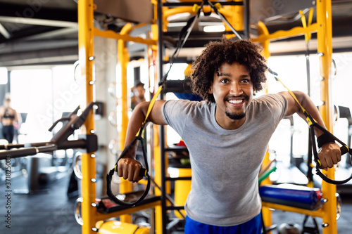 Cuadros en Lienzo Man training with trx fitness straps in the gym