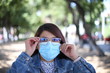 mujer con cubre bocas. llamada. pandemia. corona virus. 