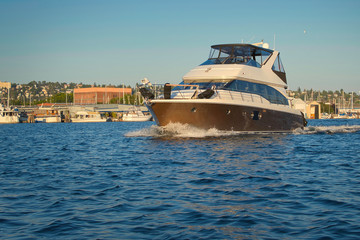 Wall Mural -  2020-08-14 A BEAUTIFUL YACHT ON LAKE WASHINGTON ON A NICE SUMMER EVENING