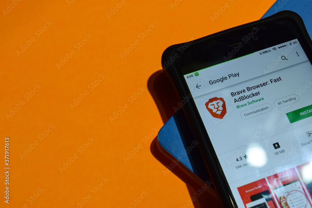 Photo Stock Brave Browser: Fast AdBLocker dev app on Smartphone screen ...