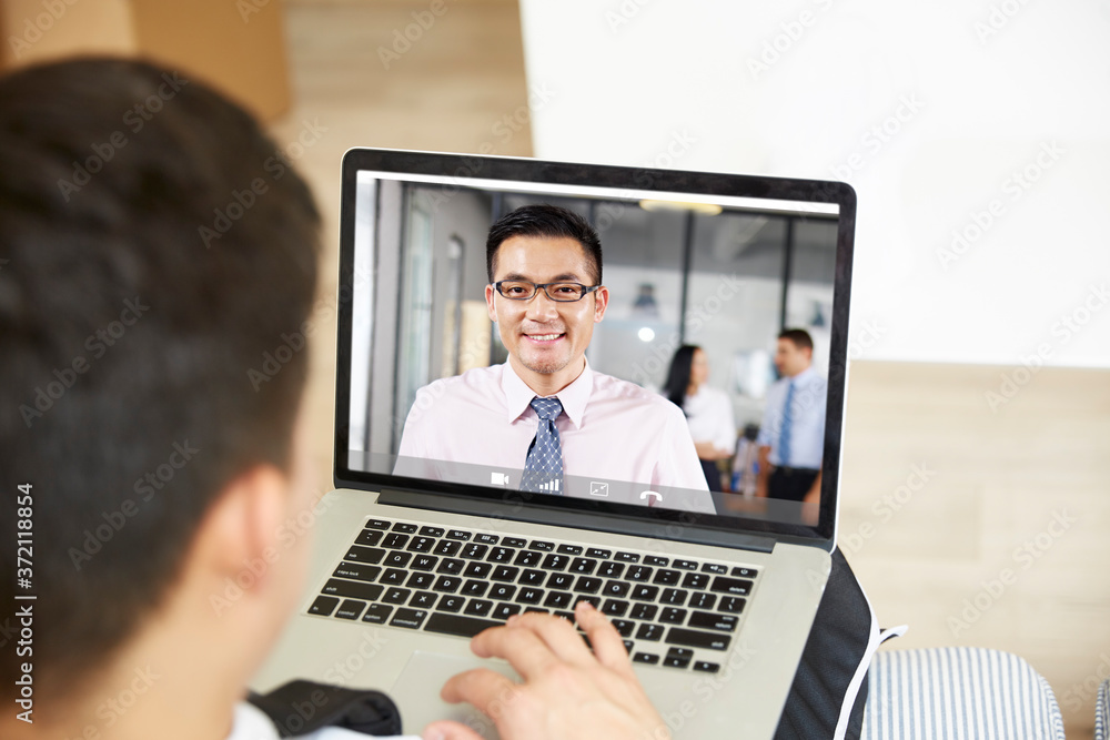 asian business man working from home meeting with colleague via video chat - obrazy, fototapety, plakaty 