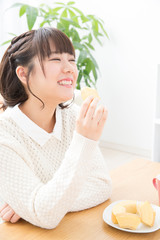 Sticker - お菓子を食べる女性