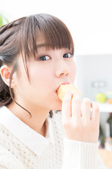 Sticker - お菓子を食べる女性