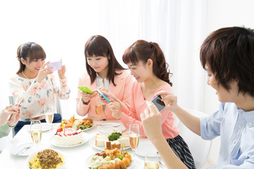 Canvas Print - 携帯電話で写真を撮る男女