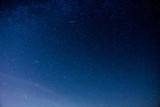 Fototapeta Fototapeta z niebem - Galaktyka Andromedy i rój Perseidów. Coroczne meteoryty na półkuli północnej. Nocne niebo pełne gwiazd. Spadające gwiazdy, czyli meteoryty wchodzące i spalające się w atmosferze ziemskiej