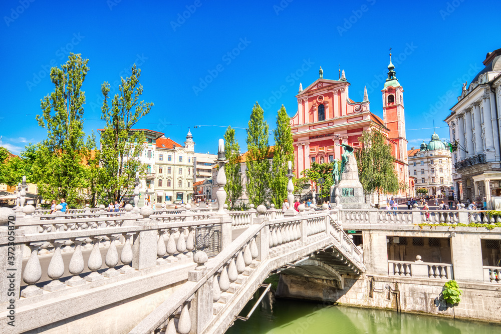 Obraz na płótnie Ljubljana City Center during a Sunny Day overlooking the Triple Bridge and Beautiful Franciscan Church w salonie