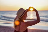 Dziewczyna na plaży - znak miłości