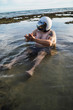 © MiguelAngelJunquera - Hombre gordo con casco de espejo en el agua