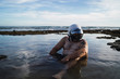 © MiguelAngelJunquera - Hombre gordo con casco de espejo en el agua