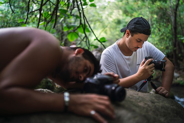 Amigos charlando y haciendo fotos en una ruta verde en andalucia