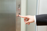 Fototapeta Mapy - エレベーターのボタンを押す手元