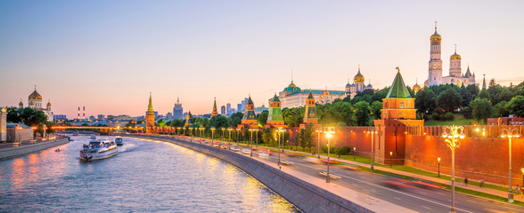 Wall Mural - Panoramic view of the Moscow river and the Kremlin