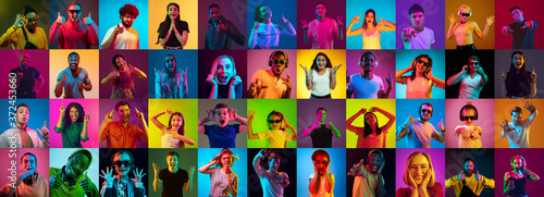Fotomural Collage of portraits of 30 young emotional people on multicolored background in neon