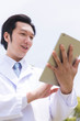 © Paylessimages - 電子カルテを見る医師